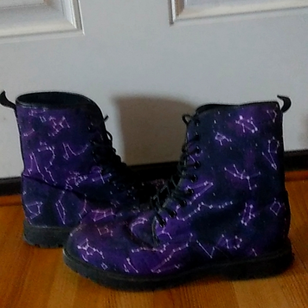 Hottopic constalation print combat boots
